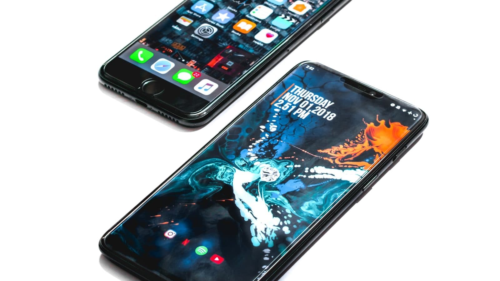 iPhone i Android telefon jedan pored drugog na beloj podlozi