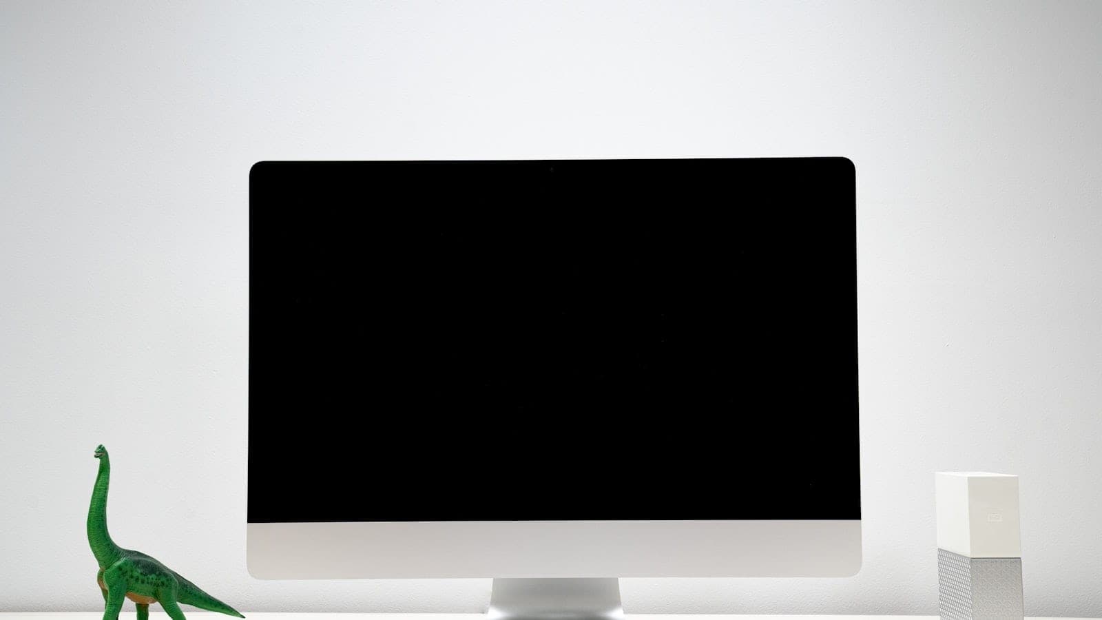 Monitor sa ugašenim ekranom na radnom stolu