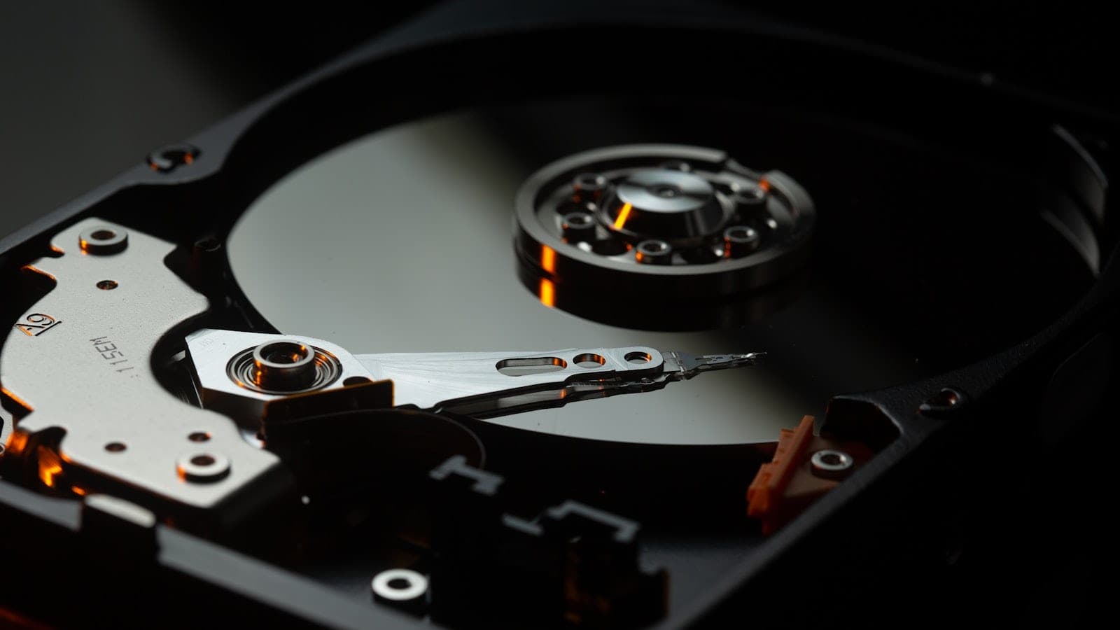 Otvoren hard disk sa vidljivom pločom i glavom