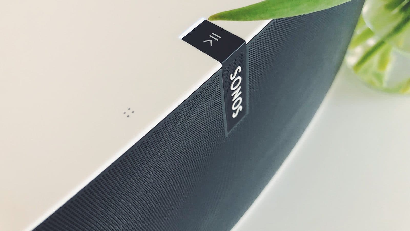 Soundbar snimljen izbliza ispod televizora