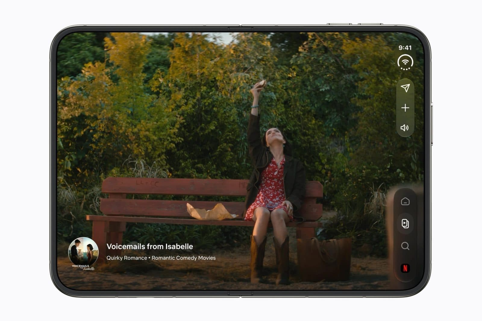 Otvoren iPhone Duo okrenut vodoravno, sa filmom u Netflix aplikaciji preko celog unutrašnjeg ekrana