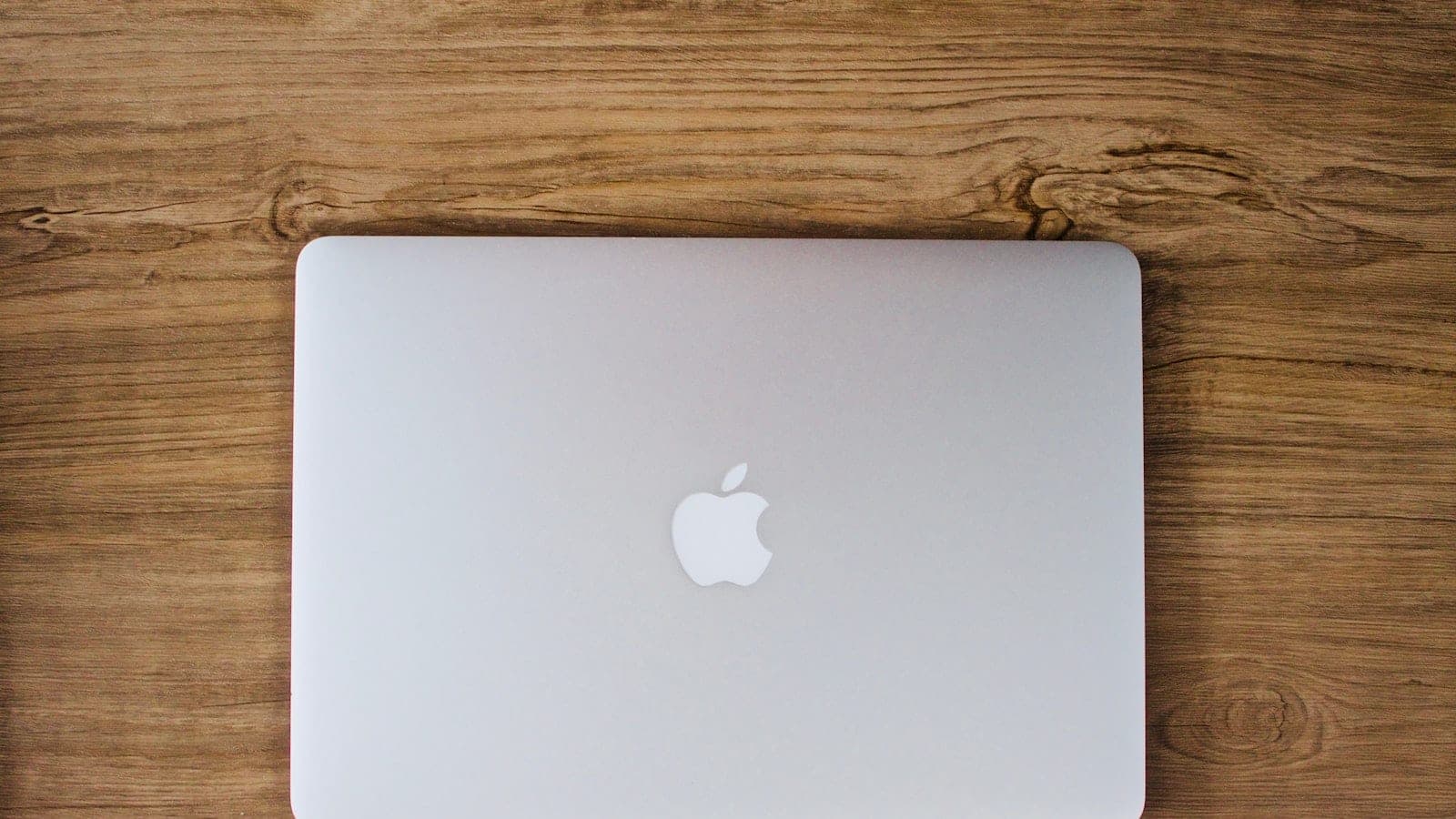 Zatvoren MacBook na drvenoj površini