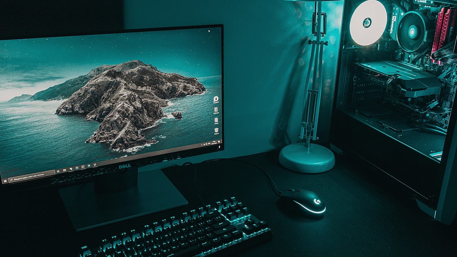 Desktop računar sa monitorom i tastaturom na radnom stolu
