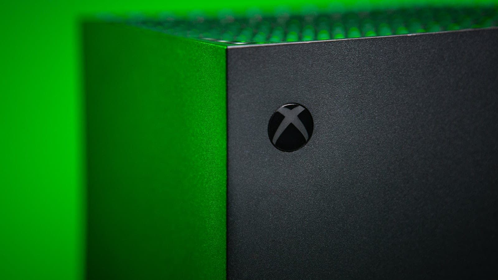Xbox Series X snimljen izbliza, sa vidljivim logom