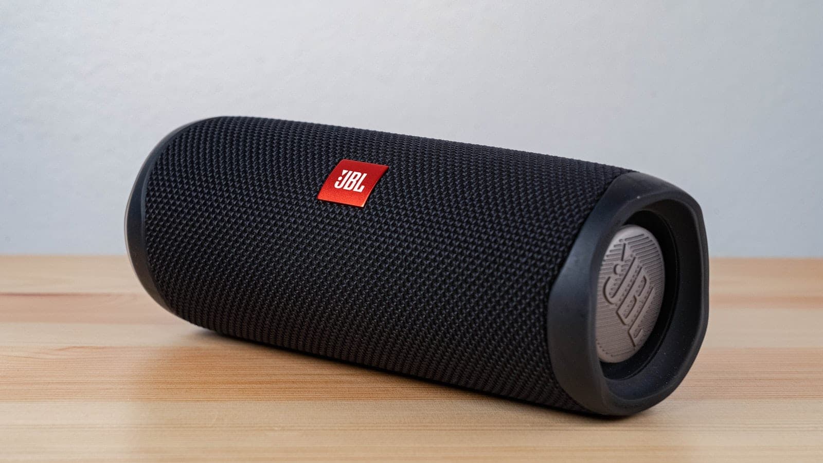 Prenosni Bluetooth zvučnik na drvenom stolu