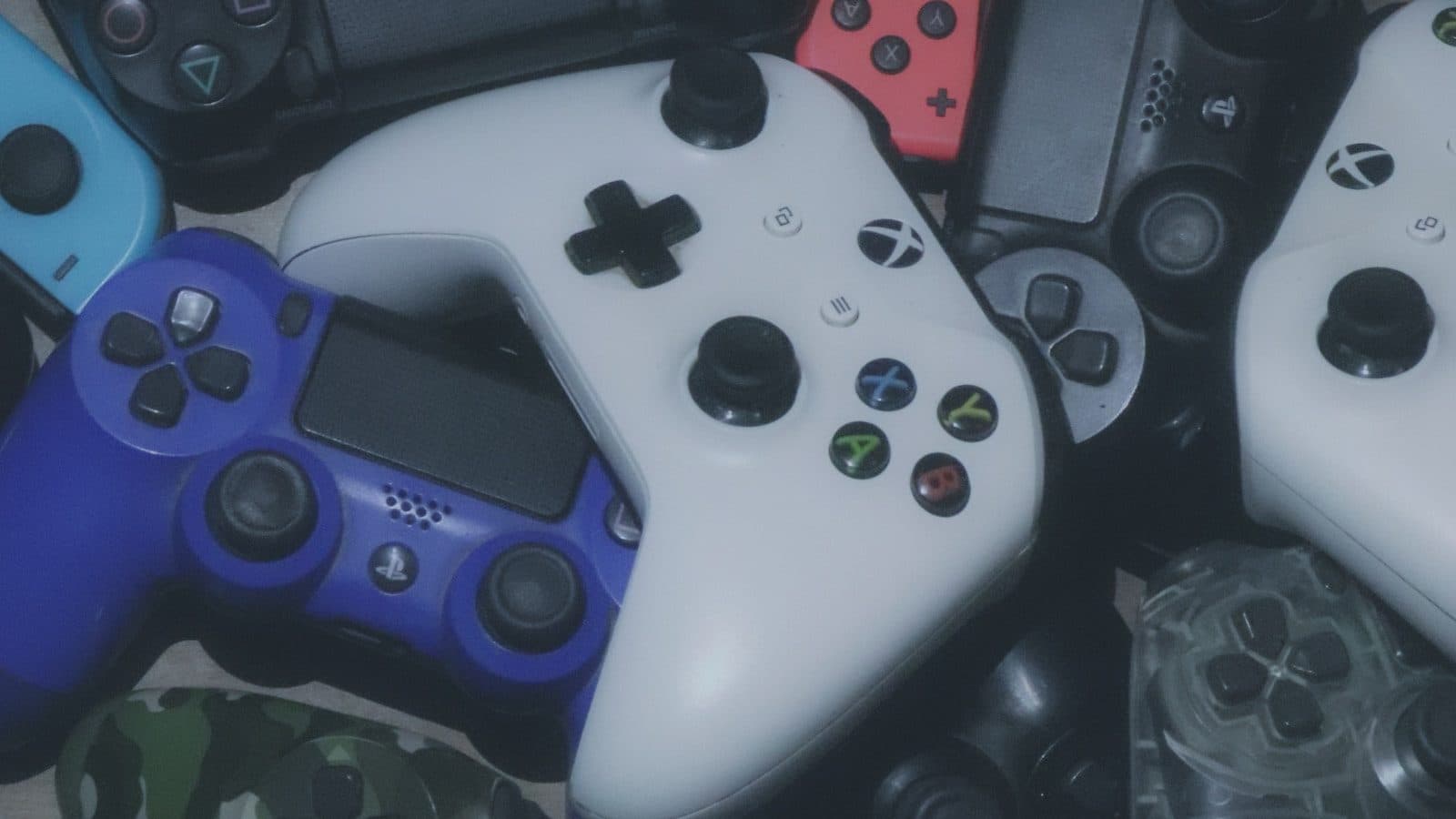 Gomila kontrolera za PlayStation, Xbox i Nintendo konzole