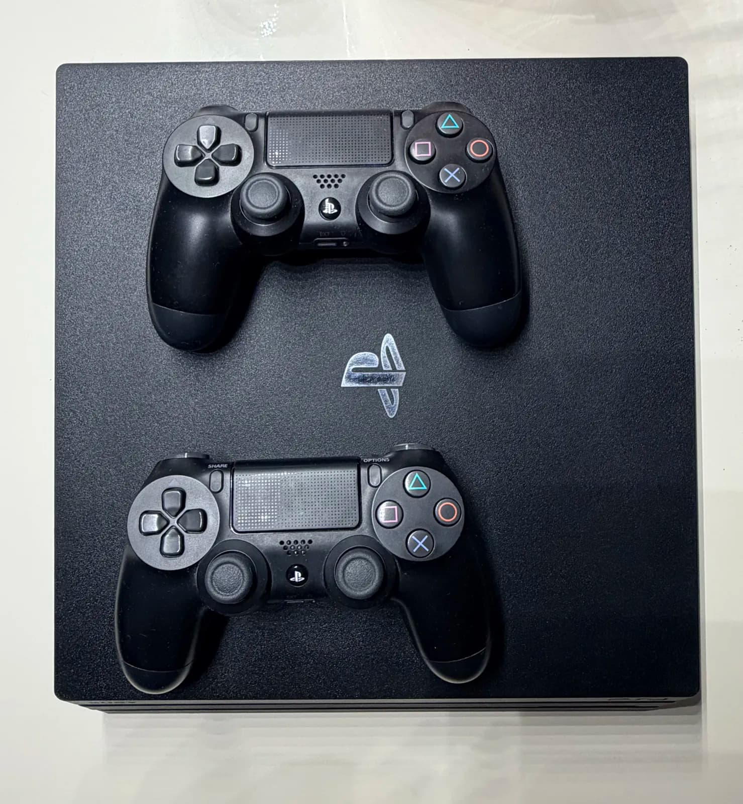 Sony PlayStation 4 sa 2 kontrolera – Polovno